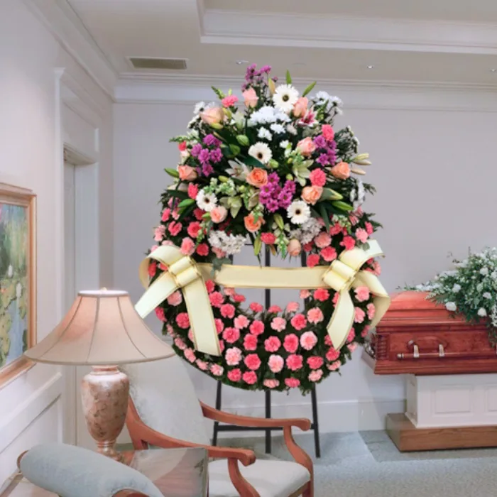 Corona funeraria de rosas para Tanatorio Génesis